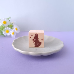 お花を見つめるうさぎのラバースタンプ　はんこ　ゴム印 1枚目の画像