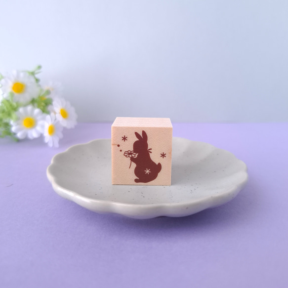 お花を見つめるうさぎのラバースタンプ　はんこ　ゴム印 1枚目の画像