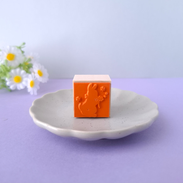 お花を見つめるうさぎのラバースタンプ　はんこ　ゴム印 2枚目の画像