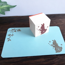 お花を見つめるうさぎのラバースタンプ　はんこ　ゴム印 5枚目の画像