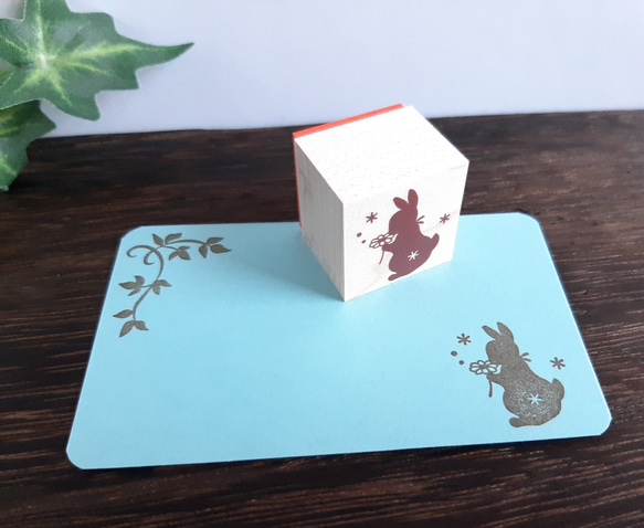お花を見つめるうさぎのラバースタンプ　はんこ　ゴム印 5枚目の画像