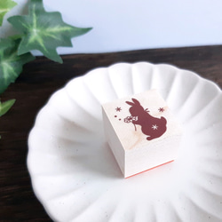 お花を見つめるうさぎのラバースタンプ　はんこ　ゴム印 3枚目の画像