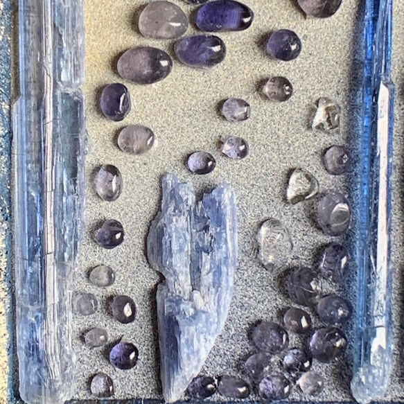カイヤナイトの谷　石のコラージュ　ミニ アート　石の飾り　お部屋のアクセント　ほっとひと息 4枚目の画像