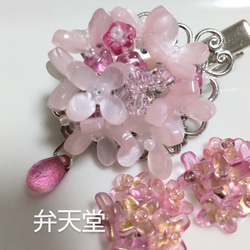 【弁天堂】「小さな紫陽花イヤリング＝桃色」テグスで編んだガラスの紫陽花（イヤリング） 7枚目の画像