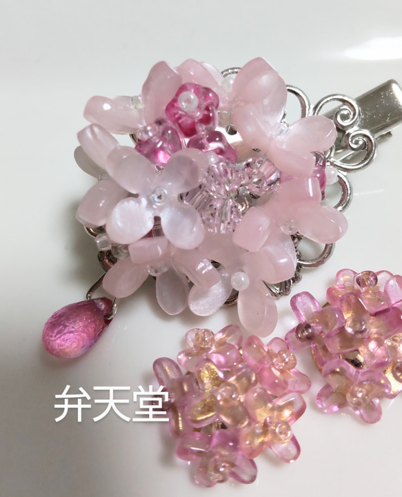 【弁天堂】「小さな紫陽花イヤリング＝桃色」テグスで編んだガラスの紫陽花（イヤリング） 7枚目の画像