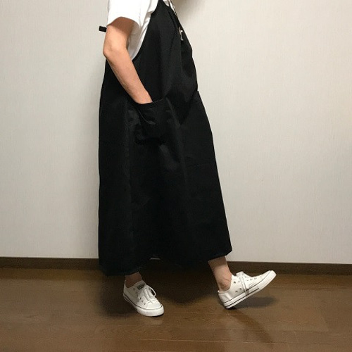 エプロンワンピース 黒 ロング丈 着丈120cm マキシ丈 いつもの服の上