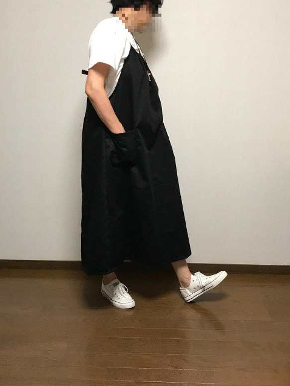 エプロンワンピース　　黒　ロング丈 着丈120cm　マキシ丈　いつもの服の上から着る大人エプロン　ワンピース チノクロス 5枚目の画像