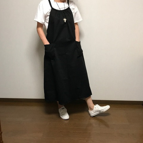 エプロンワンピース 黒 ロング丈 着丈120cm マキシ丈 いつもの服の上