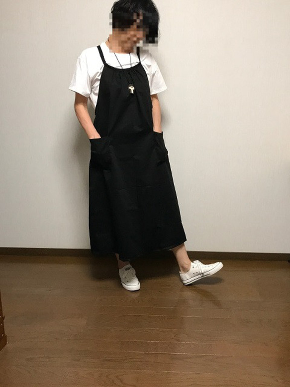 エプロンワンピース　　黒　ロング丈 着丈120cm　マキシ丈　いつもの服の上から着る大人エプロン　ワンピース チノクロス 8枚目の画像