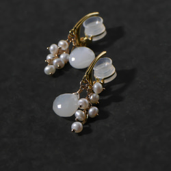 #926E 最佳切割白色月長石和珍珠柔軟觸感迷你耳環 第2張的照片