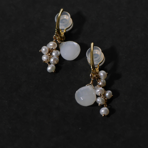 #926E 最佳切割白色月長石和珍珠柔軟觸感迷你耳環 第3張的照片
