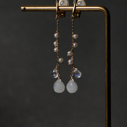 # 928E K10 白色月長石和珍珠柔軟觸感耳環 第4張的照片