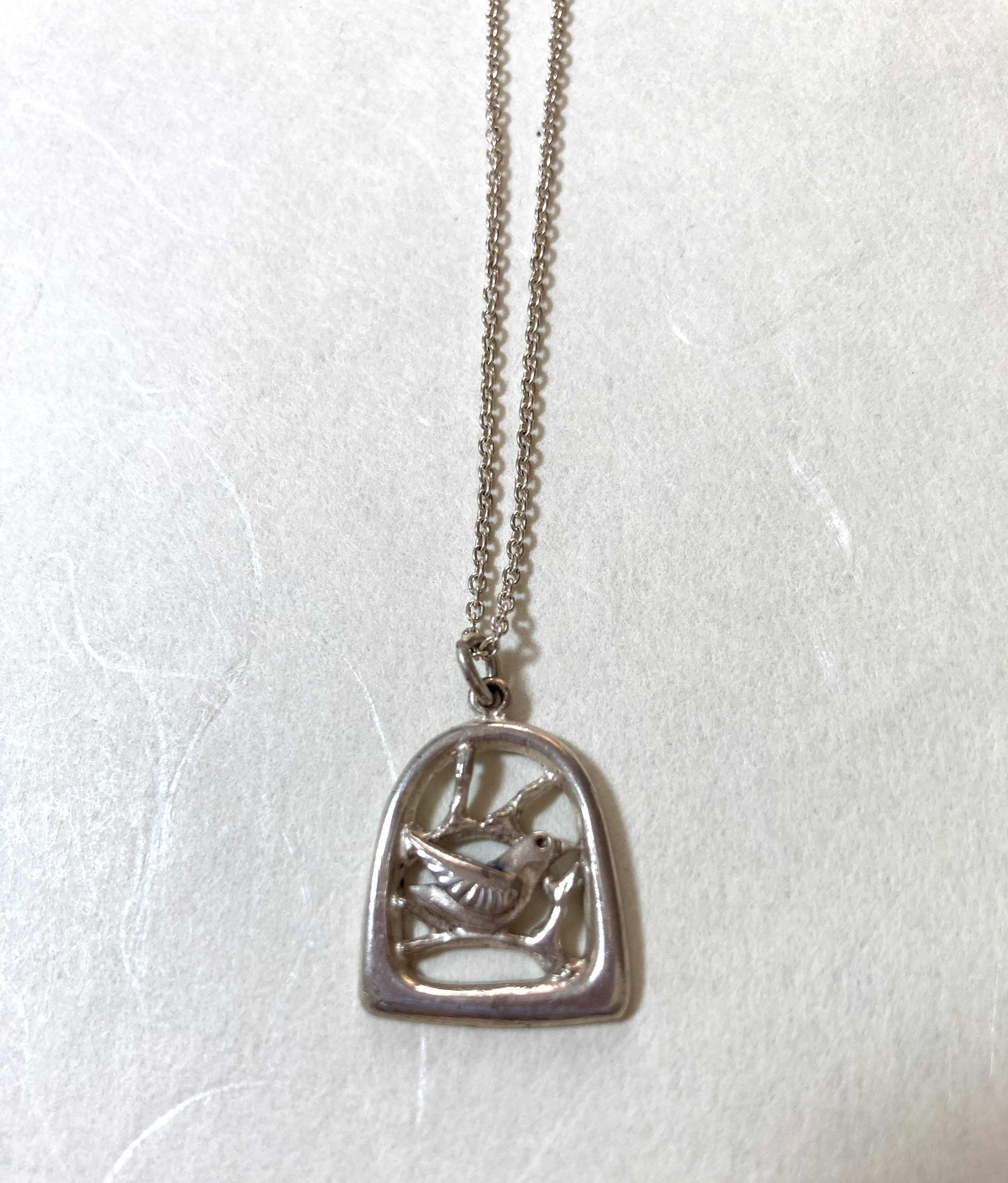 銀のペンダント　小鳥