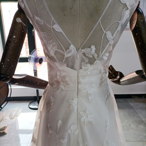 高品質！ウエディングドレス 贅沢な総レース 背中見せ マーメイド  