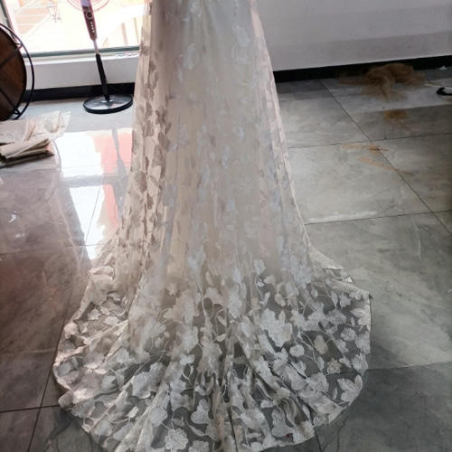 高品質！ウエディングドレス 贅沢な総レース 背中見せ マーメイド  