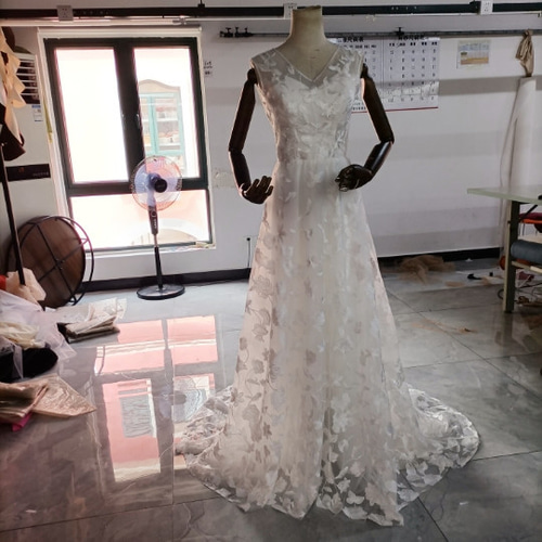 高品質！ウエディングドレス 贅沢な総レース 背中見せ マーメイド  