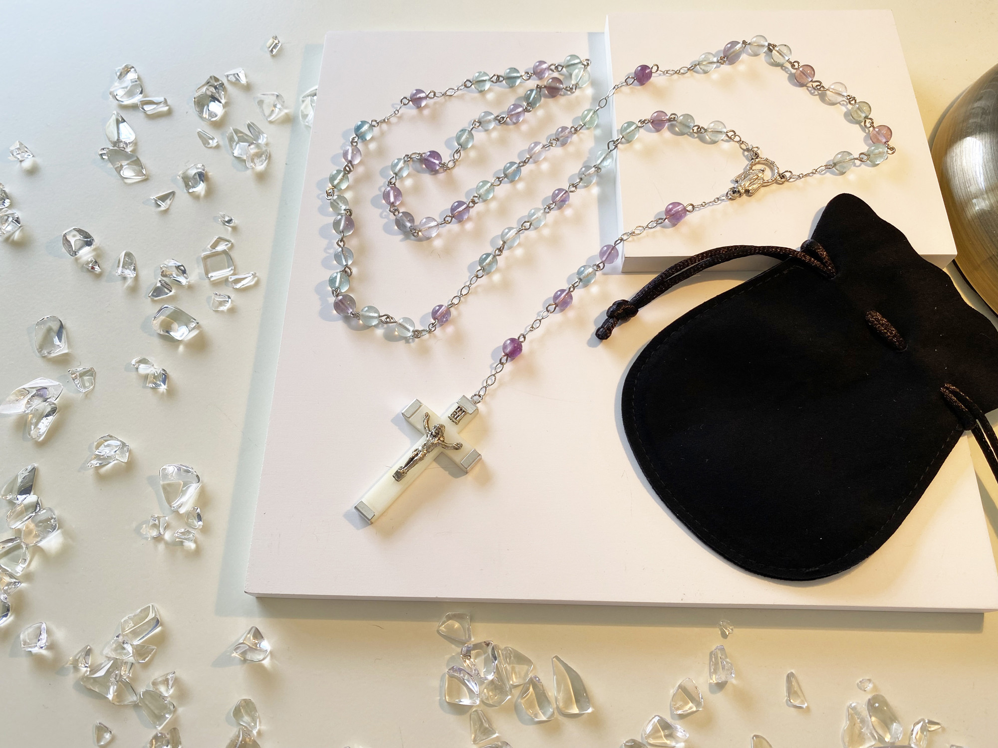 送料込♪天然石フローライトのロザリオ/ロザリオ・センターパーツはイタリア製キリスト教聖品(教会正規品)を製作費無し原価！