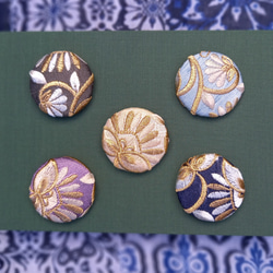 インド刺繍リボンのヘアゴム1個(くるみボタン・ボタニカル刺繍