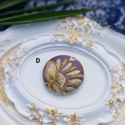 インド刺繍リボンのヘアゴム(または、ポニーフック)1個(くるみボタン・ボタニカル刺繍・チロリアンテープ) 5枚目の画像