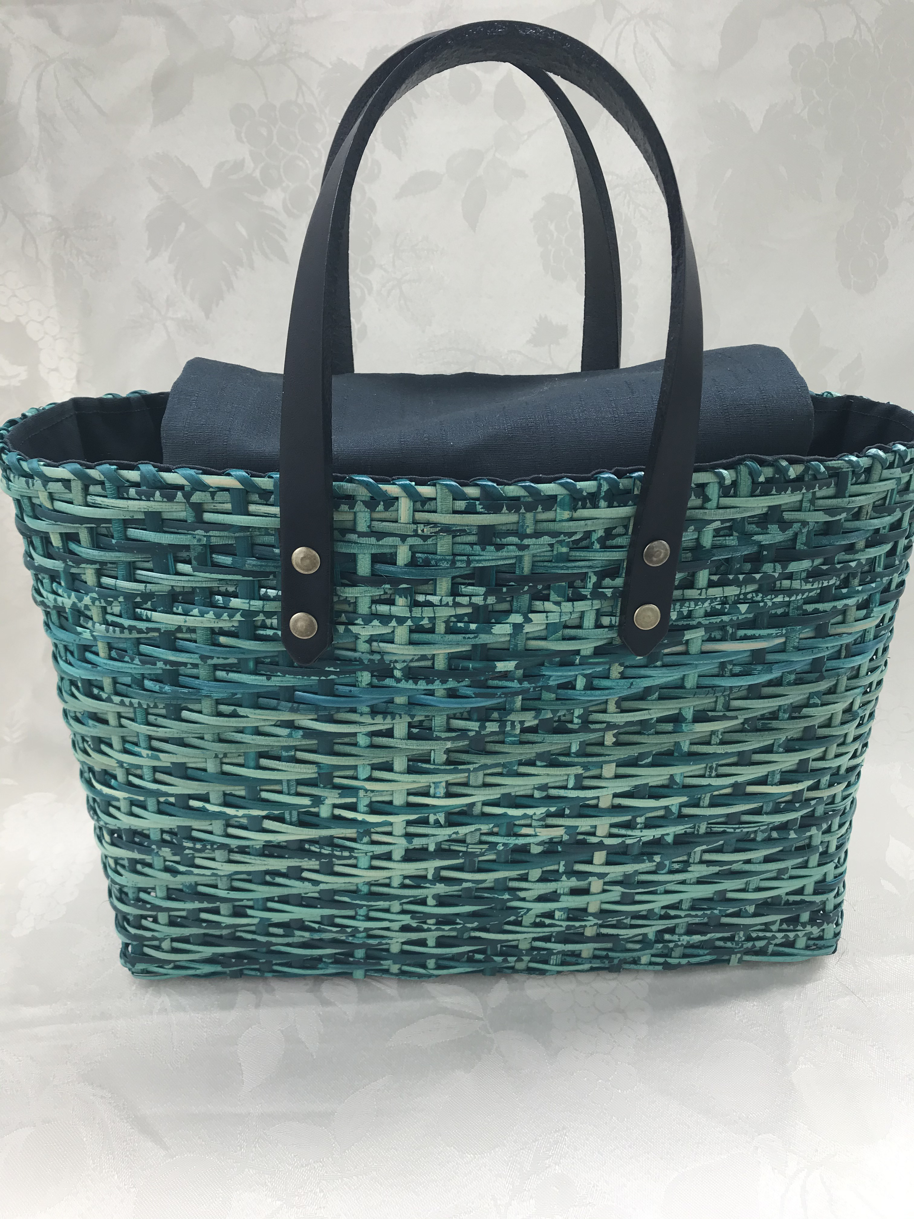 籐（皮籐）のバック　グリーン色の段染め皮籐のバック 13,000円