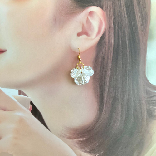 ハンドメイド イヤリング　ピアス花 パール調 花びら ホワイト 白色 ピアス イヤリング ハンドメイド