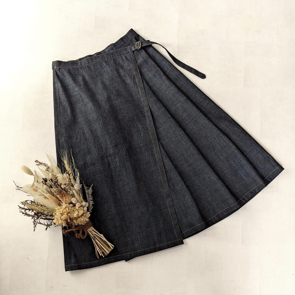 大人のデニム細見え巻きスカート（タックスカート）