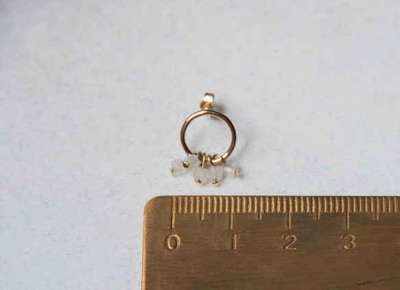 14kgf 微金圈耳環 月光石 | 1.5cm 第5張的照片