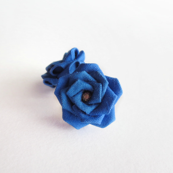 青薔薇のイヤリング/ピアス　つまみ細工 3枚目の画像