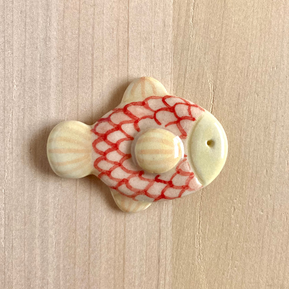 陶器ブローチ 赤いウロコのお魚 2枚目の画像