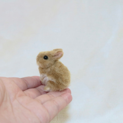 羊毛フェルト 小さな小さなうさぎさん ミニチュア ネザーランド