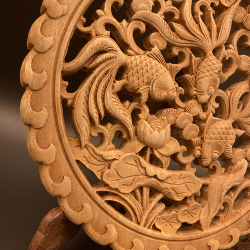 金魚戯水 26.5cm（金魚・蓮・水草) 参次元彫刻『雅』 透かし彫