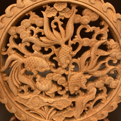 金魚戯水 26.5cm(金魚・蓮・水草) 参次元彫刻『雅』 透かし彫 金魚戯水 26.5cm(金魚・蓮・水草) 参次元彫刻『雅』 透かし彫