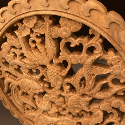 金魚戯水 26.5cm(金魚・蓮・水草) 参次元彫刻『雅』 透かし彫 金魚戯水 26.5cm(金魚・蓮・水草) 参次元彫刻『雅』 透かし彫