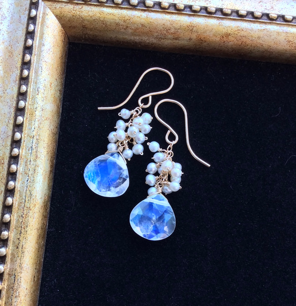 レインボームーンストーンと淡水真珠のふさふさピアス 1枚目の画像