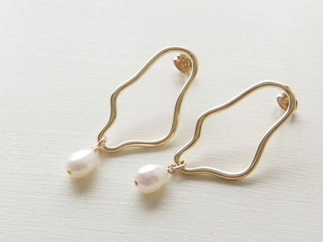 淡水パールメタリックモチーフピアス(14kgf)