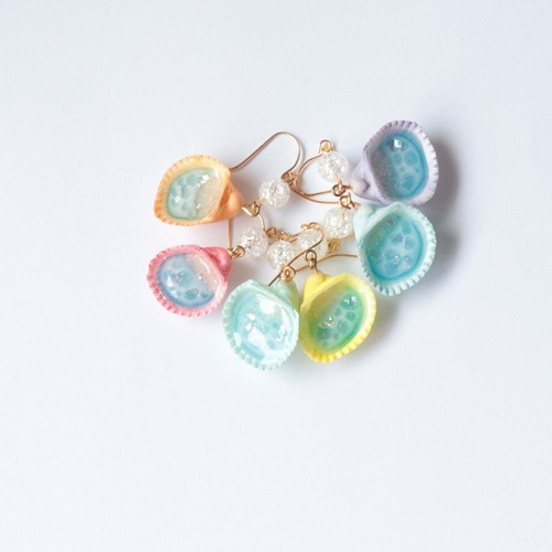 ピアス　夏　イルカ　海　レジン　ハート　水色　緑　貝殻　ビジュー　かすみ草　推し UVレジン】夏の貝殻 - グラデーションで作る貝殻ピアス - YouTube