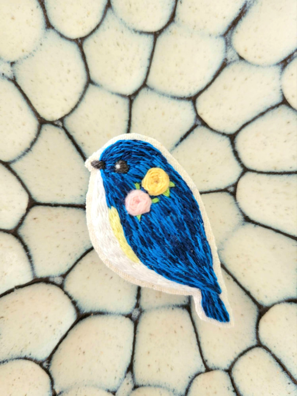 bluebird刺繍ブローチ(ディープブルー)【受注製作】 1枚目の画像