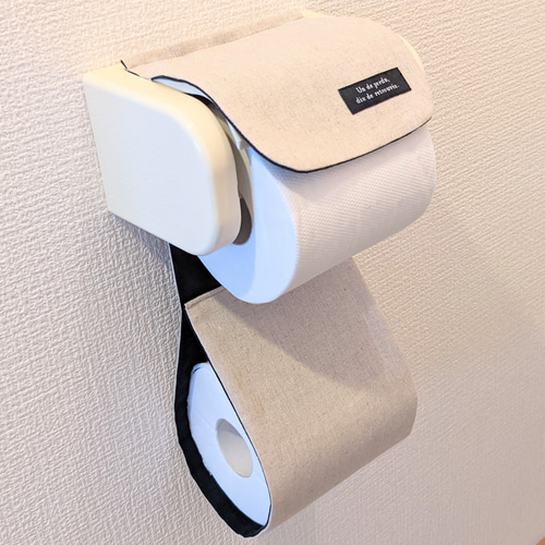 タグがついているだけのシンプル無地なトイレットペーパーホルダー