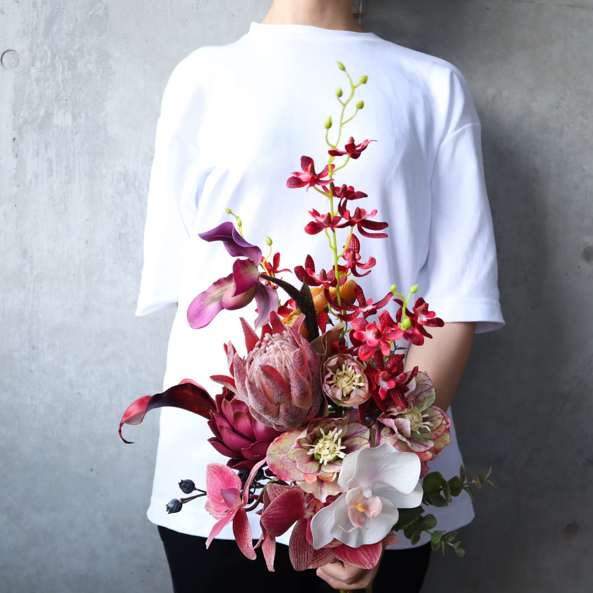 おしゃれ花嫁に人気のミニプロテアや胡蝶蘭を束ねたブーケ