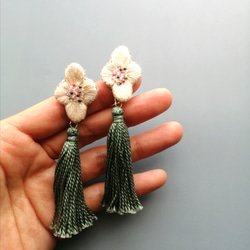 白花刺繍×ミントカラータッセルのピアス 2枚目の画像