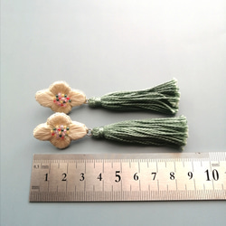 白花刺繍×ミントカラータッセルのピアス 6枚目の画像