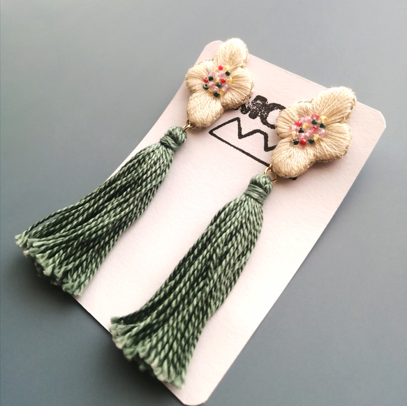 白花刺繍×ミントカラータッセルのピアス 4枚目の画像