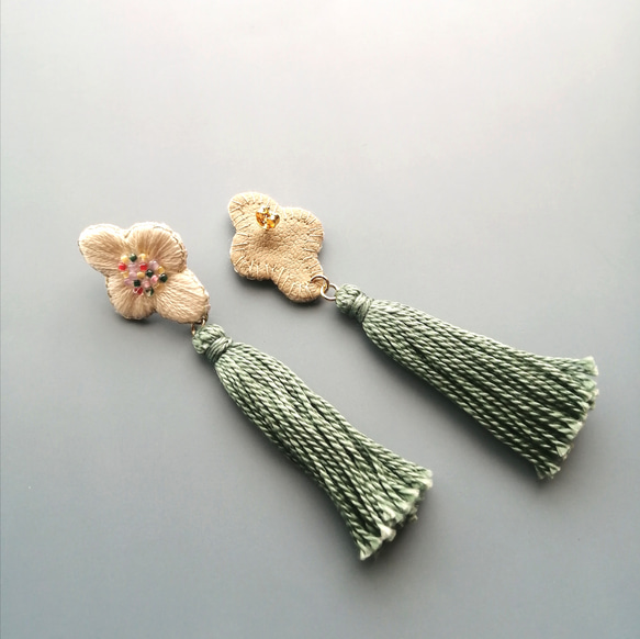白花刺繍×ミントカラータッセルのピアス 5枚目の画像
