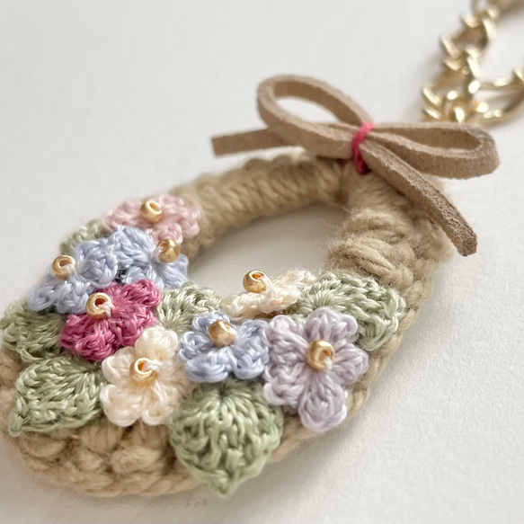 〜バスケットにお花を集めて〜手編みのお花のアレンジメント　バッグチャームチャーム/キーホルダー 3枚目の画像