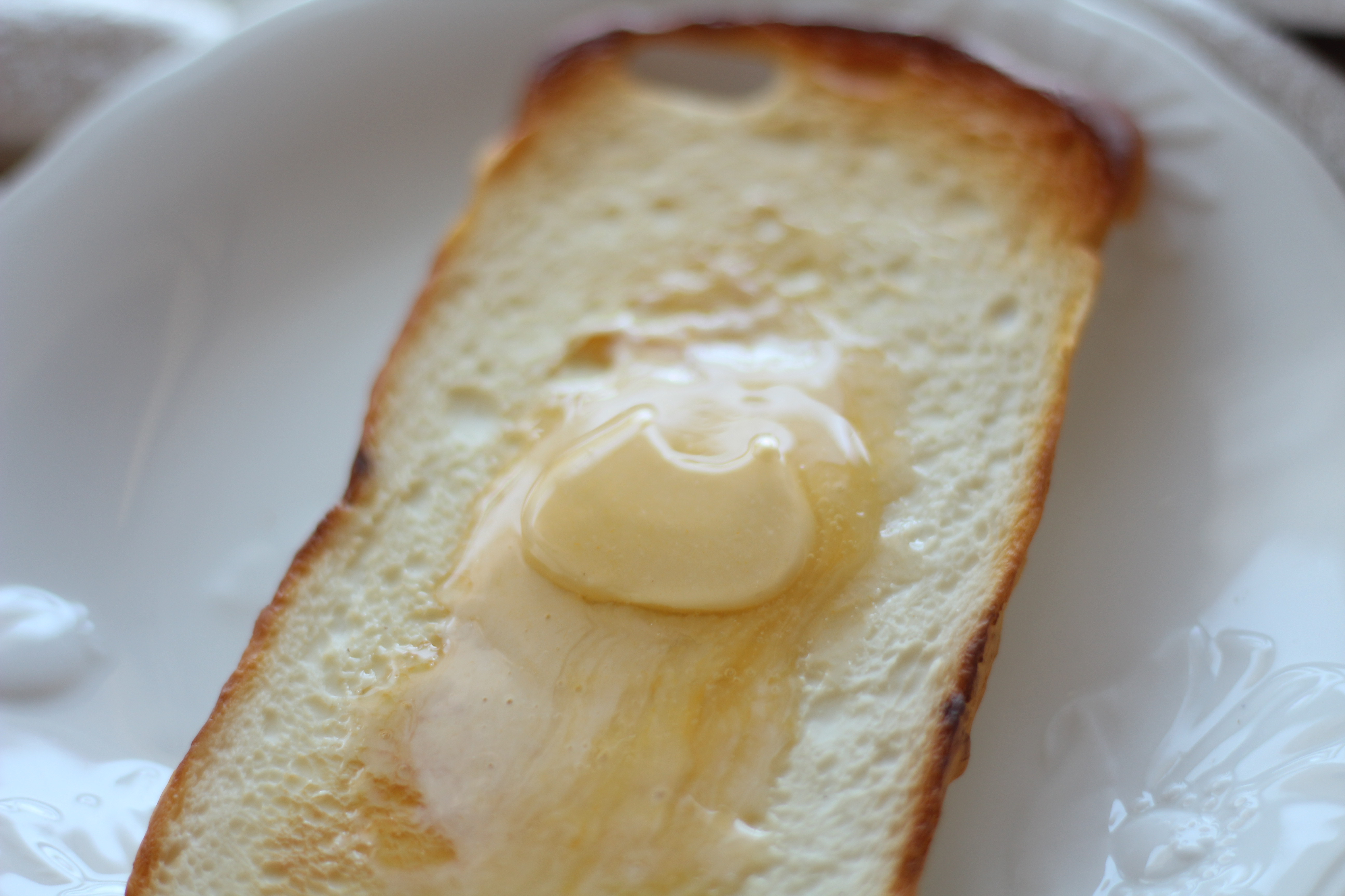 1カ月待ち〈iPhone/Android 全機種対応〉にゃんこバタートーストのスマホケース ＊iphone16対応