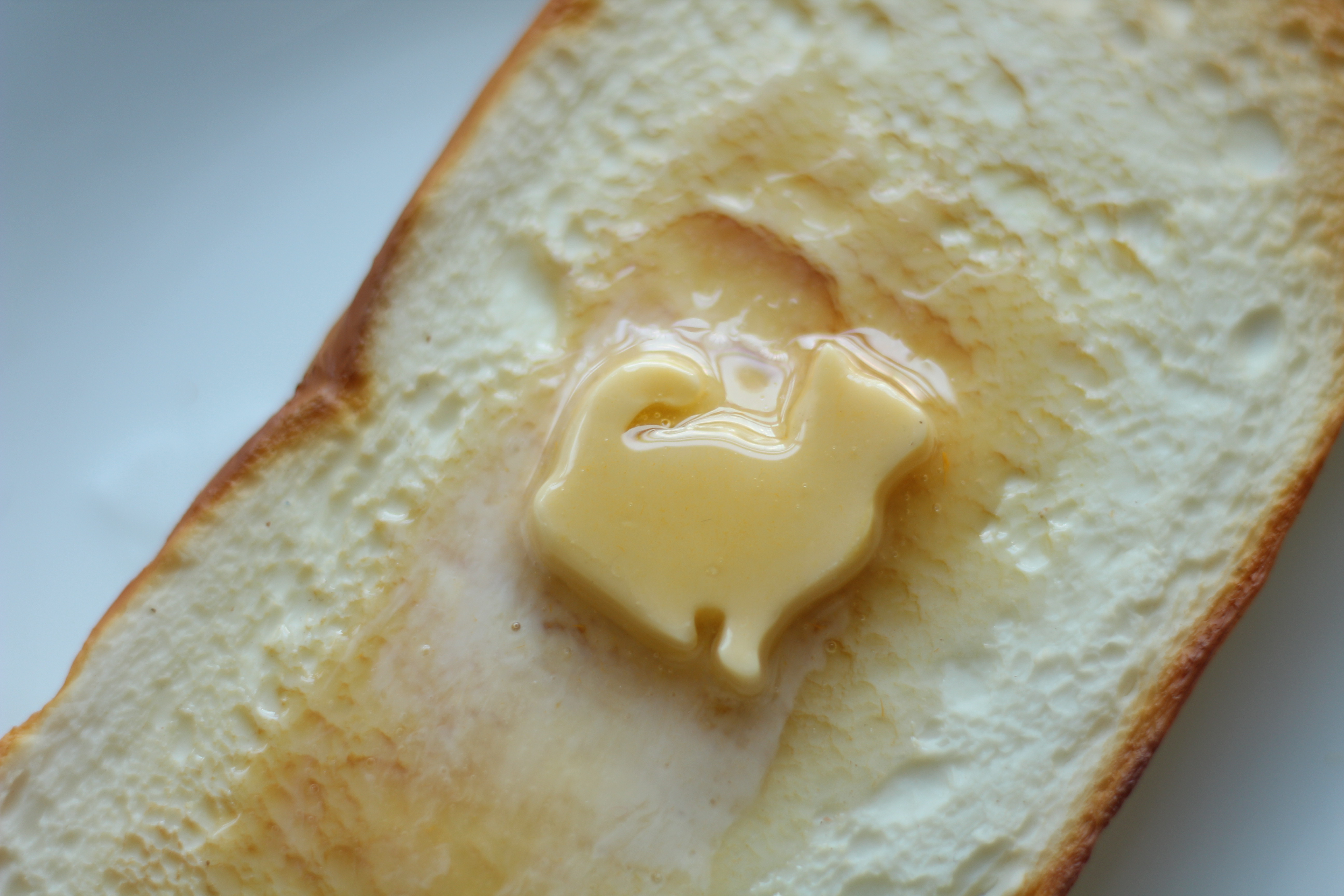 1カ月待ち〈iPhone/Android 全機種対応〉お座りにゃんこバタートーストのスマホケース　＊iphone16対応 8,235円