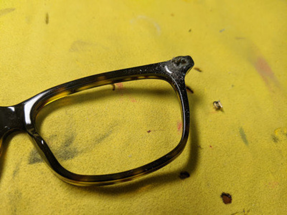 【眼鏡修理】フレームとテンプルをつなぐ部分も直せます 5枚目の画像