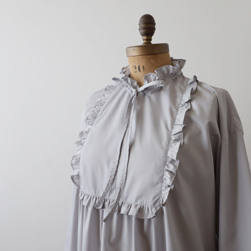 新作97cm丈『 甘め 小花フリル スタンド襟 ワンピース』首元 調節