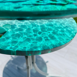 新ver エメラルドグリーン　ムーンビーチ　水紋の影　穏やかな海ガラスガラスサイドテーブル　海 1枚目の画像