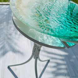 新ver エメラルドグリーン　ムーンビーチ　水紋の影　穏やかな海ガラスガラスサイドテーブル　海 4枚目の画像
